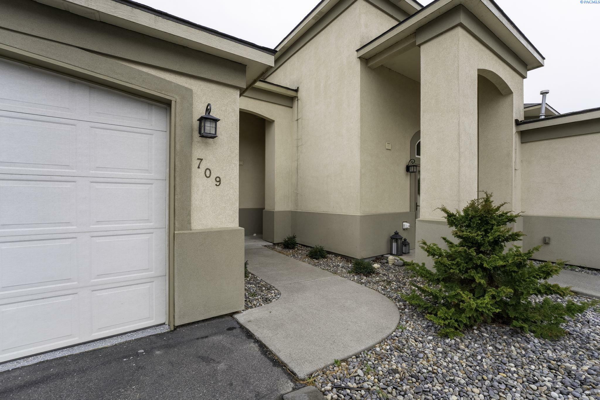 Property Photo:  709 Hanford St  WA 99354 