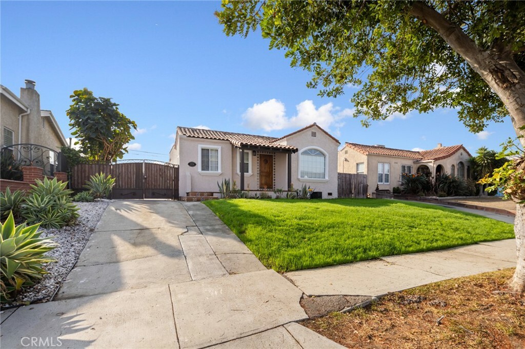 Property Photo:  2036 W 75th Street  CA 90047 