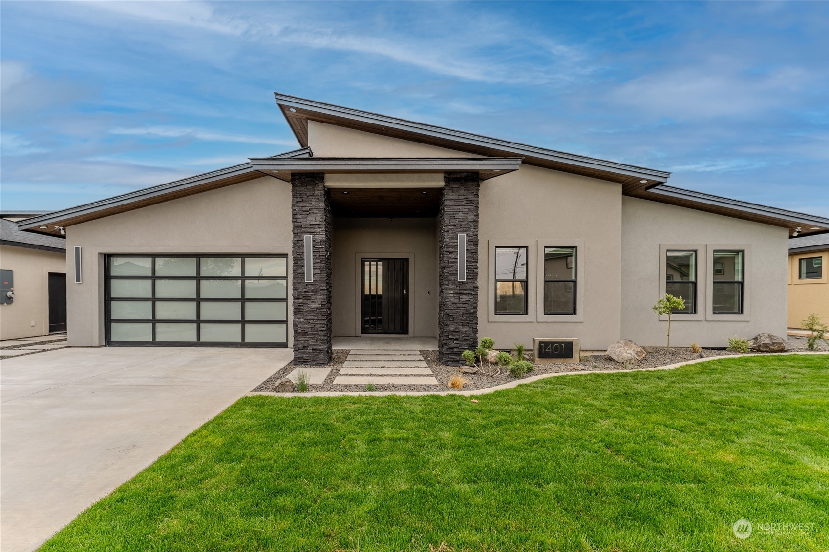Property Photo: 1401 W Lakeside Drive WA 98837