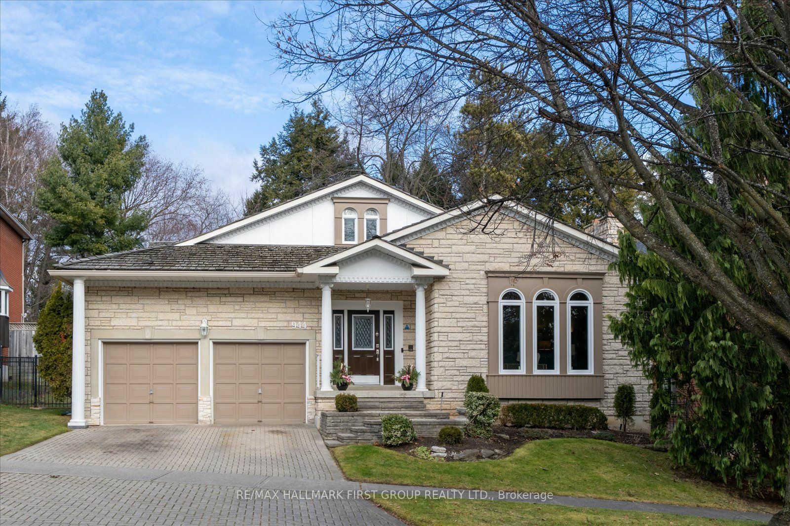 Property Photo:  944 Duncannon Dr  ON L1X 2P3 