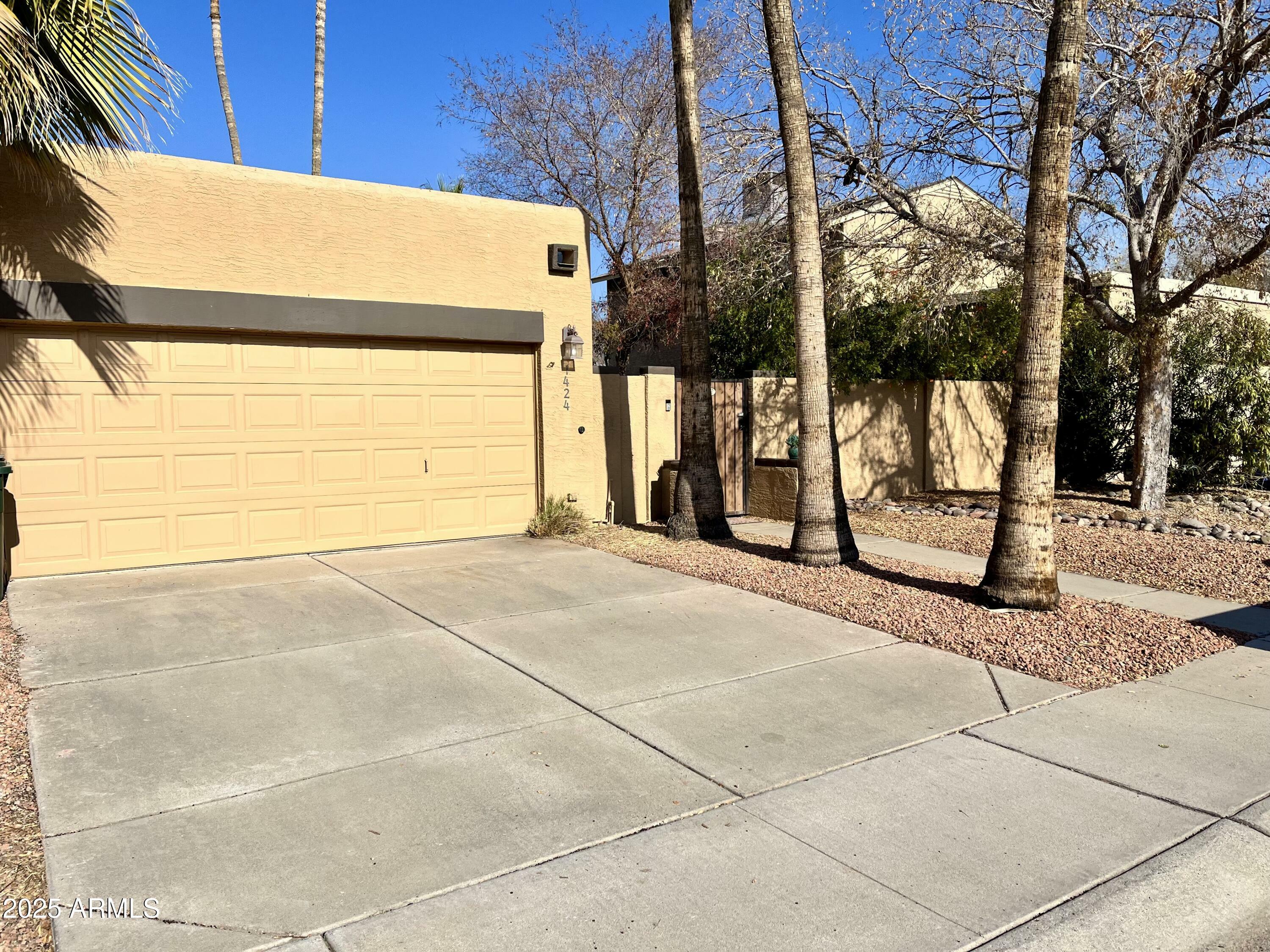 Property Photo: 1424 E Kerry Lane AZ 85024