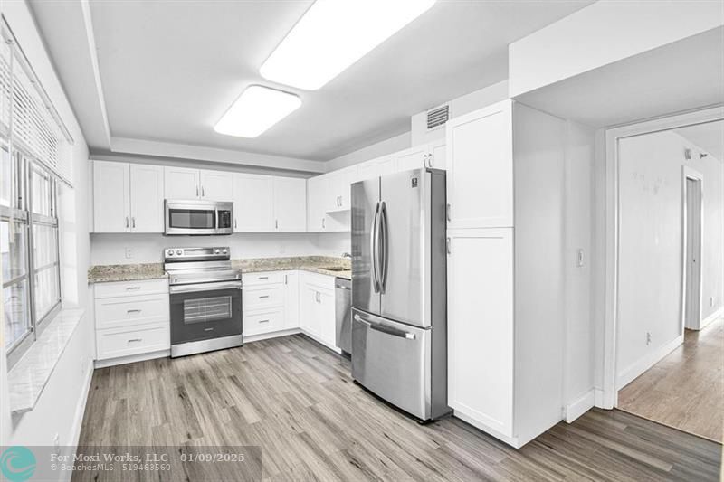 Property Photo: 3520 Oaks Way 307 FL 33069