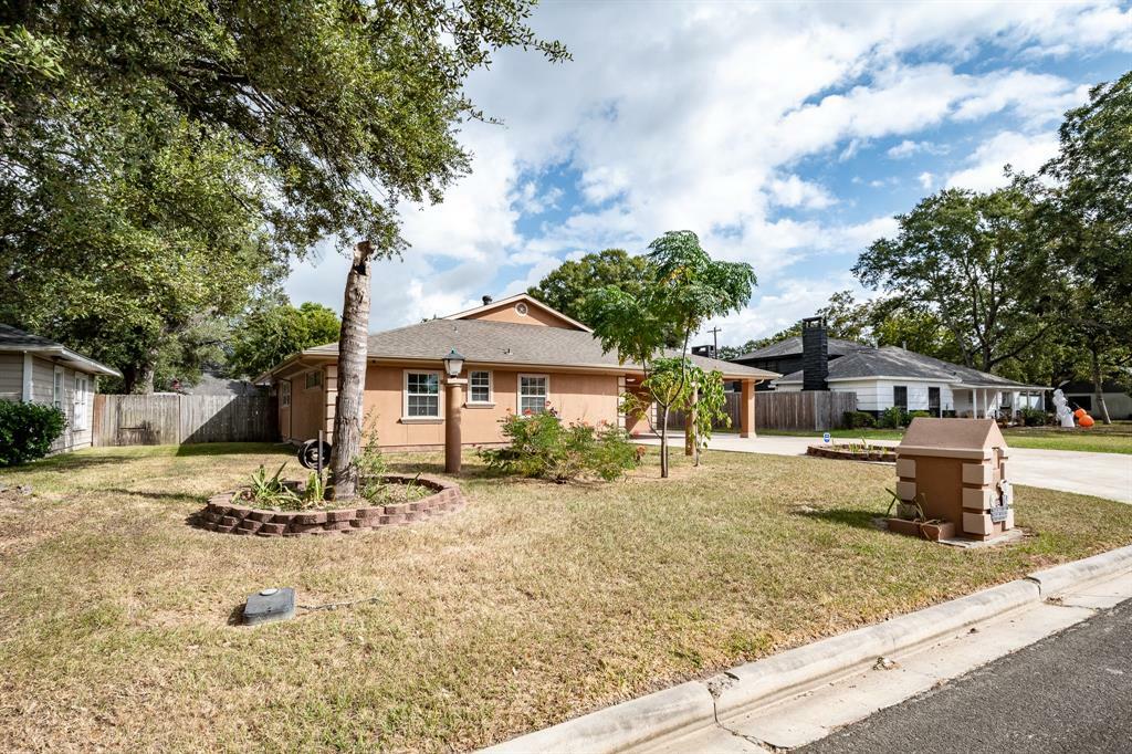 Property Photo:  204 Forrest Street  TX 77520 