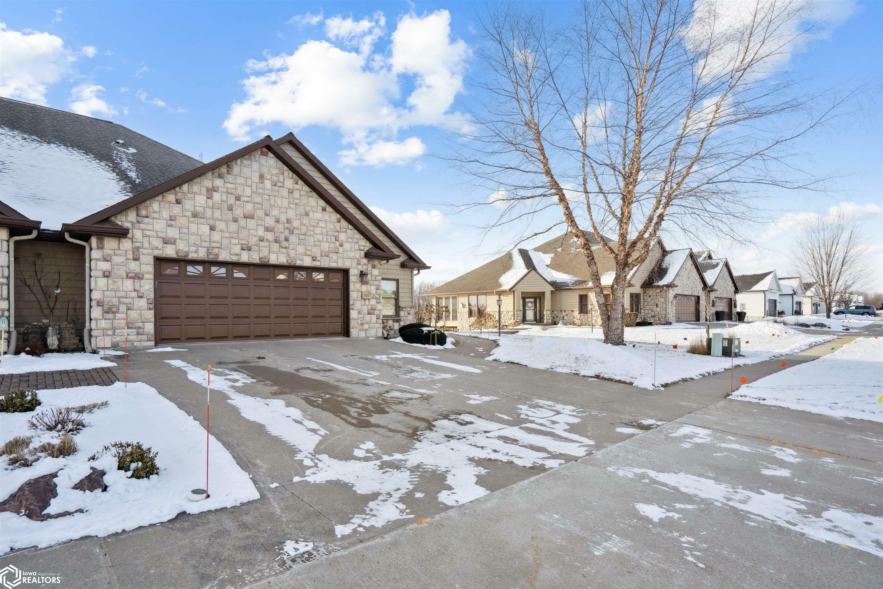 Property Photo:  816 W Merle Hibbs Boulevard  IA 50158 