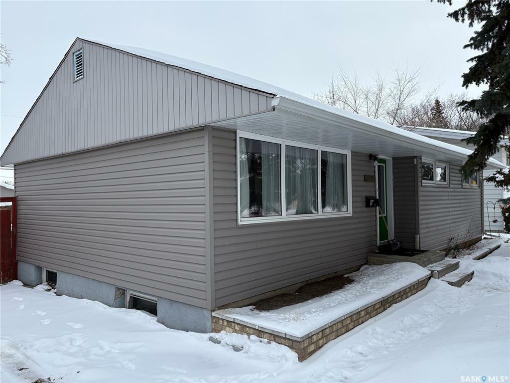 Property Photo:  2333 Clarence Avenue S  SK S7L 1L8 