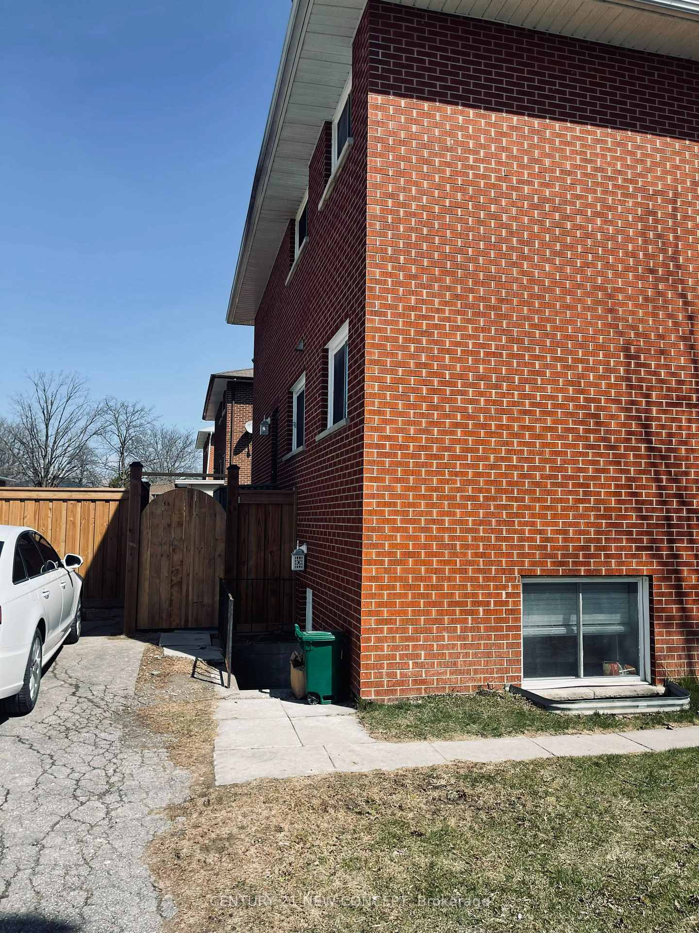 Photo de la propriété: 580 Digby Ave ON L1G 1W6