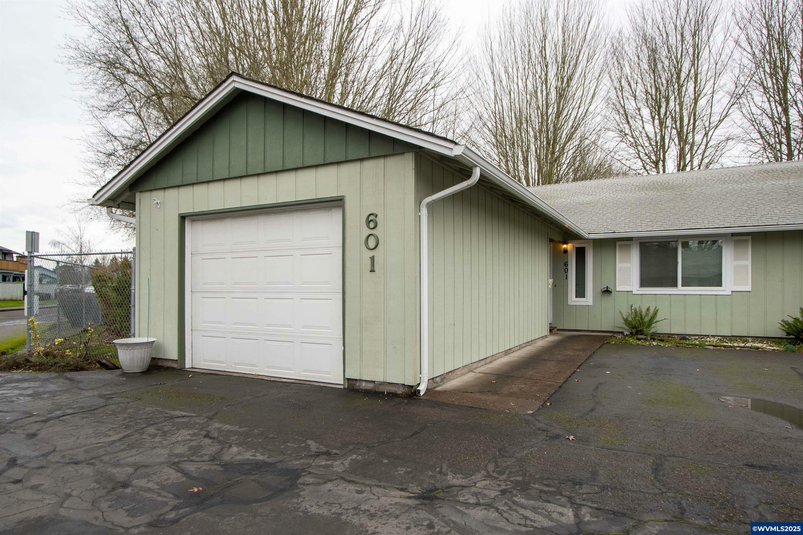 Property Photo: 601 32nd Av SE OR 97322