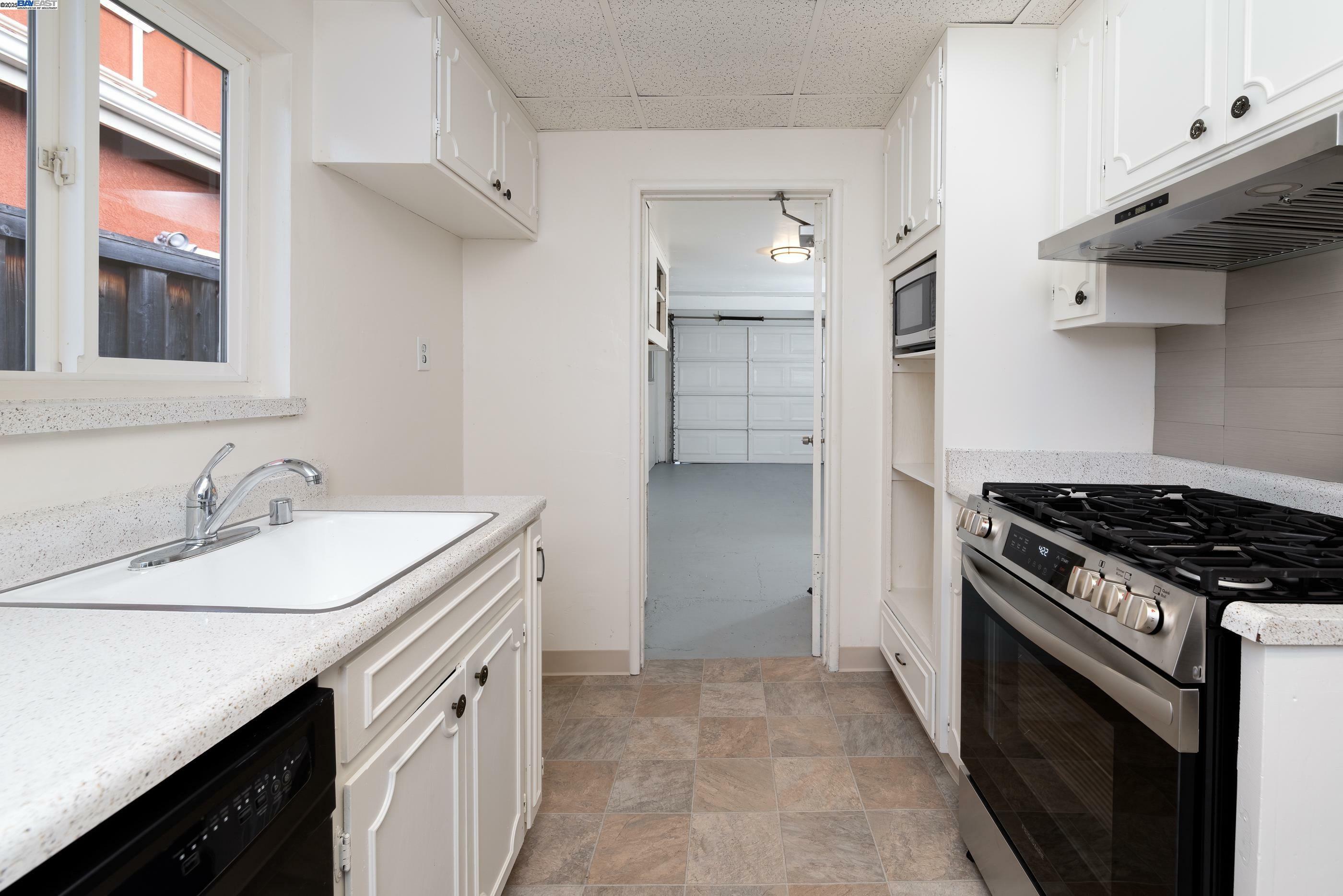 Property Photo:  270 Traynor St  CA 94544 