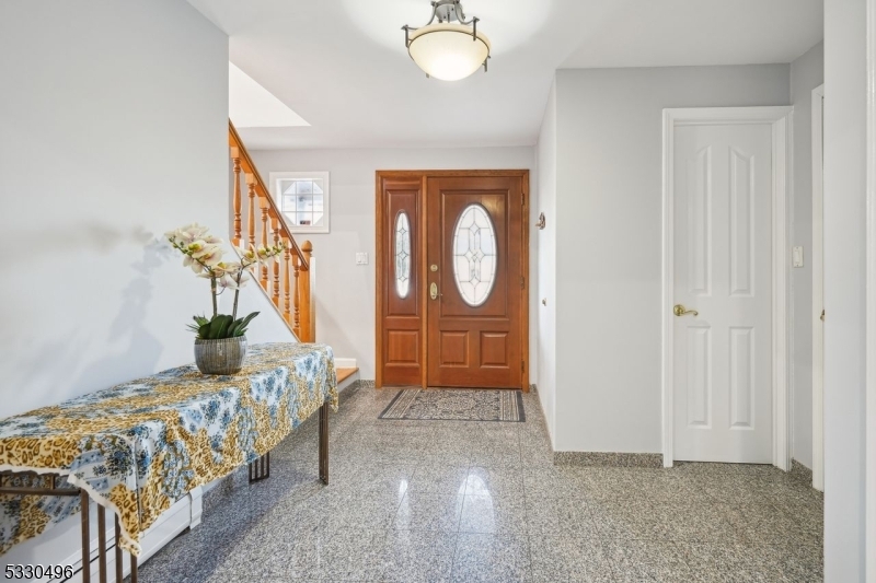 Property Photo:  7 Mansfield Ct  NJ 07039 