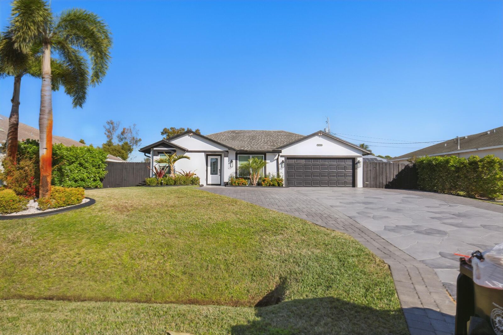 Property Photo: 2129 SW Devon Avenue FL 34953