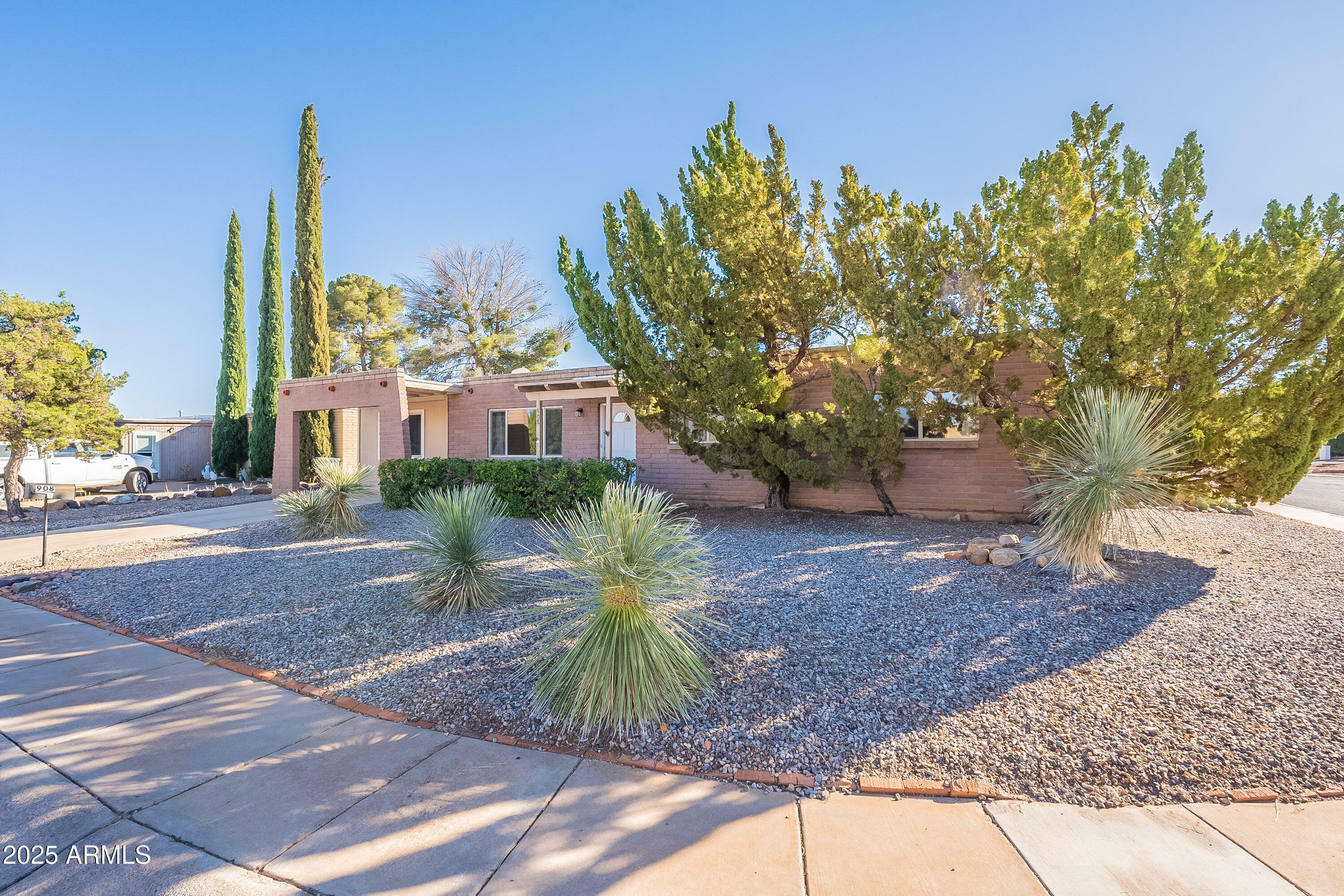 Property Photo:  908 E Mesquite Drive  AZ 85635 