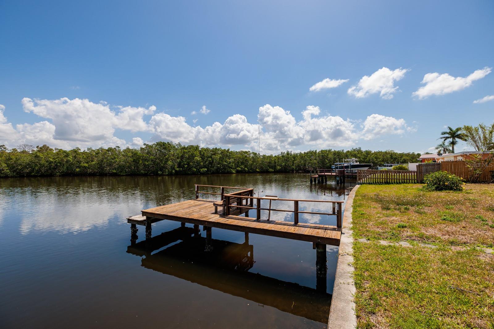 Property Photo:  9439 Sun Isle Drive NE  FL 33702 