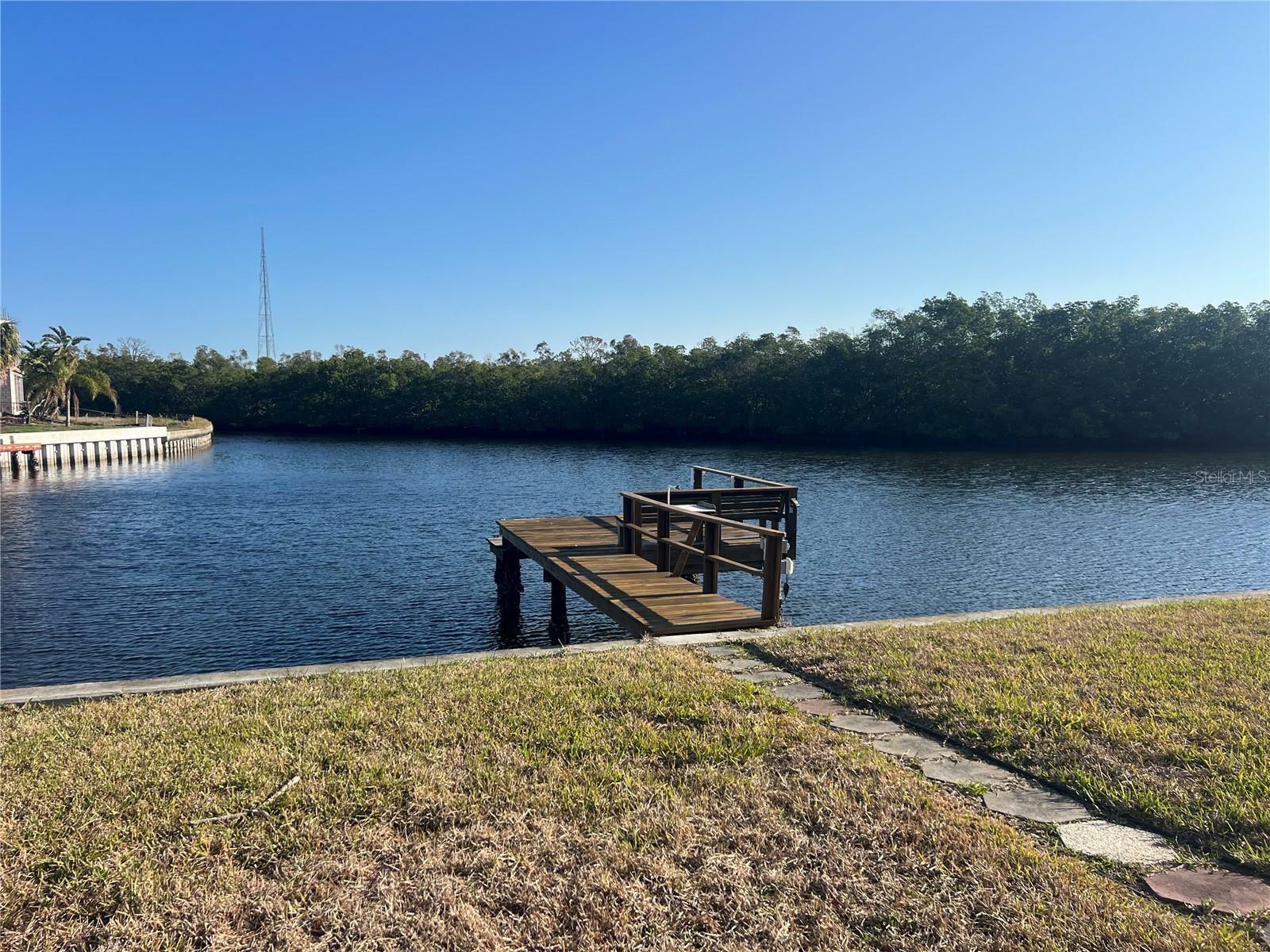 Property Photo:  9439 Sun Isle Drive NE  FL 33702 