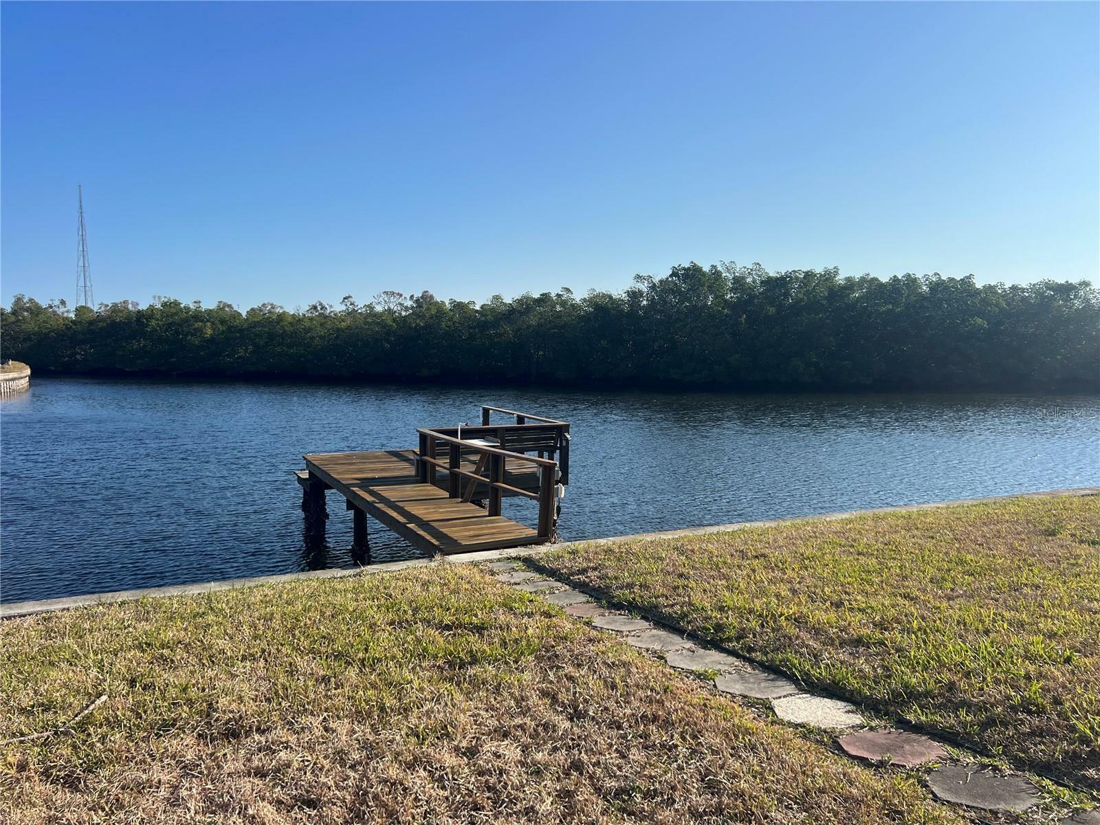 Property Photo:  9439 Sun Isle Drive NE  FL 33702 