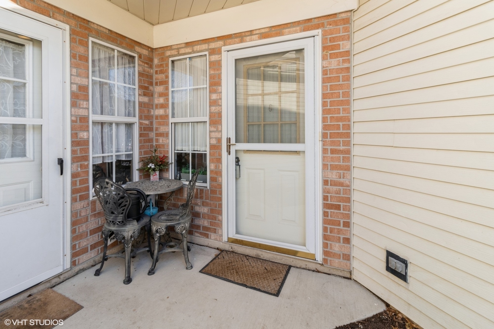 Property Photo:  42 S Golfview Court  IL 60139 