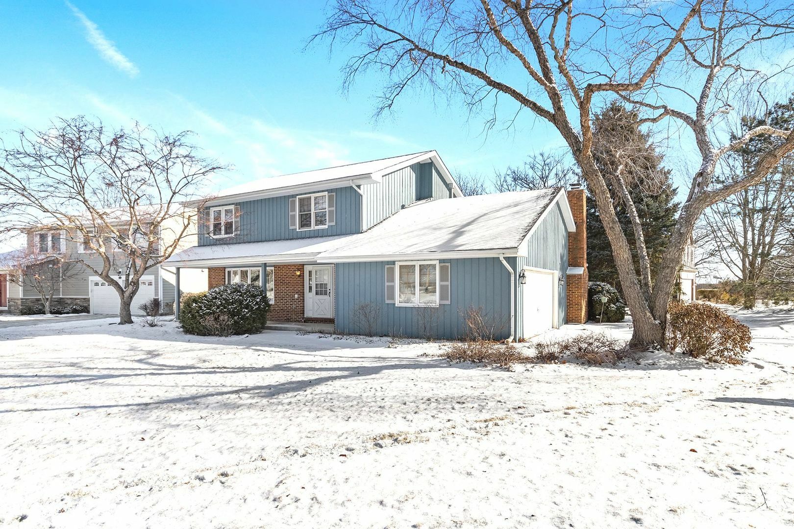 Property Photo:  204 Greentree Parkway  IL 60048 