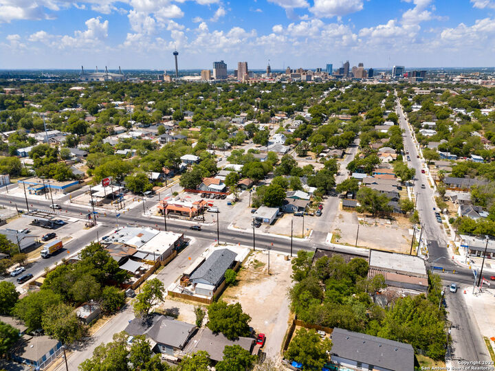 Property Photo: 920 N New Braunfels Ave TX 78202