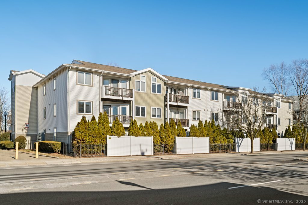 Property Photo:  3250 Fairfield Avenue Apt 225  CT 06605 