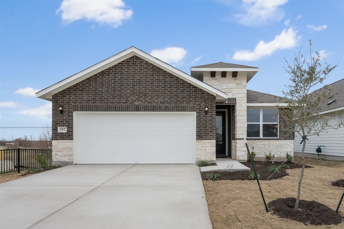 Property Photo: 707 Palo Brea Loop TX 78634