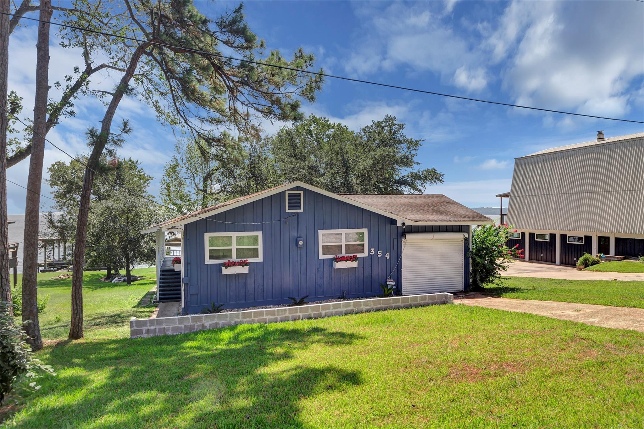 Property Photo: 354 Edgewater Way TX 77364
