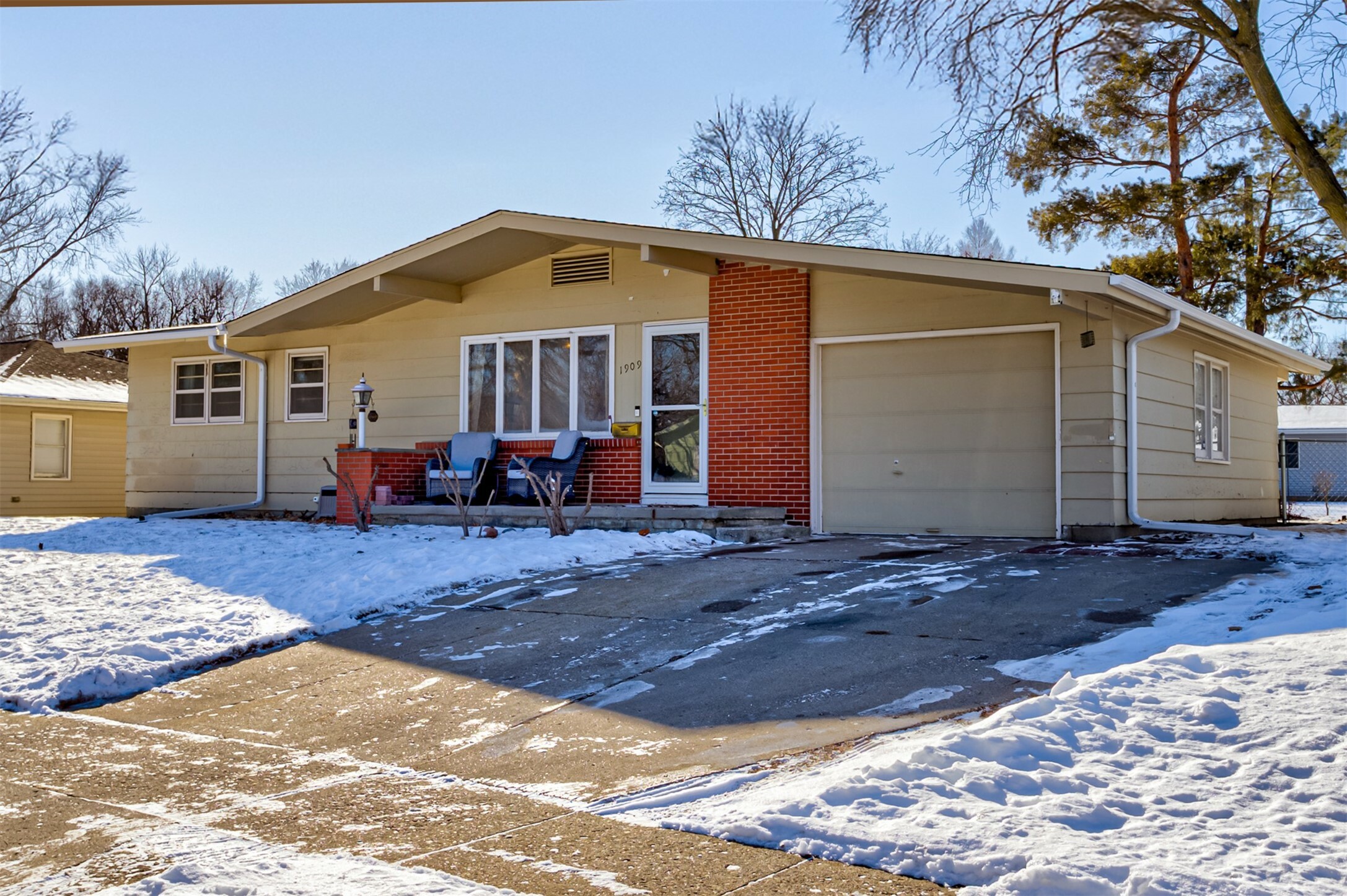 Property Photo:  1909 Roosevelt Avenue  IA 50010 