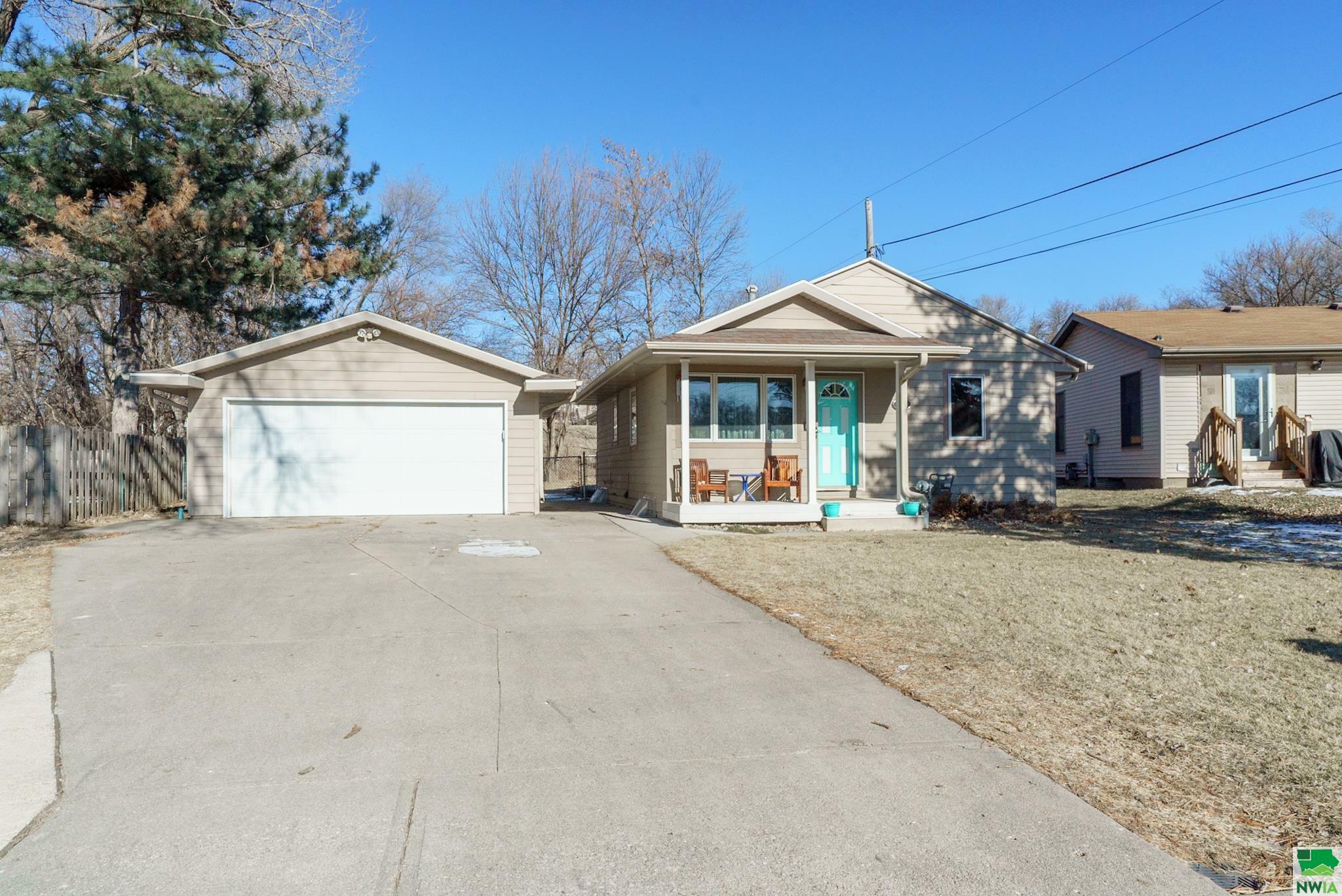 Property Photo:  1521 28th St  IA 51104 