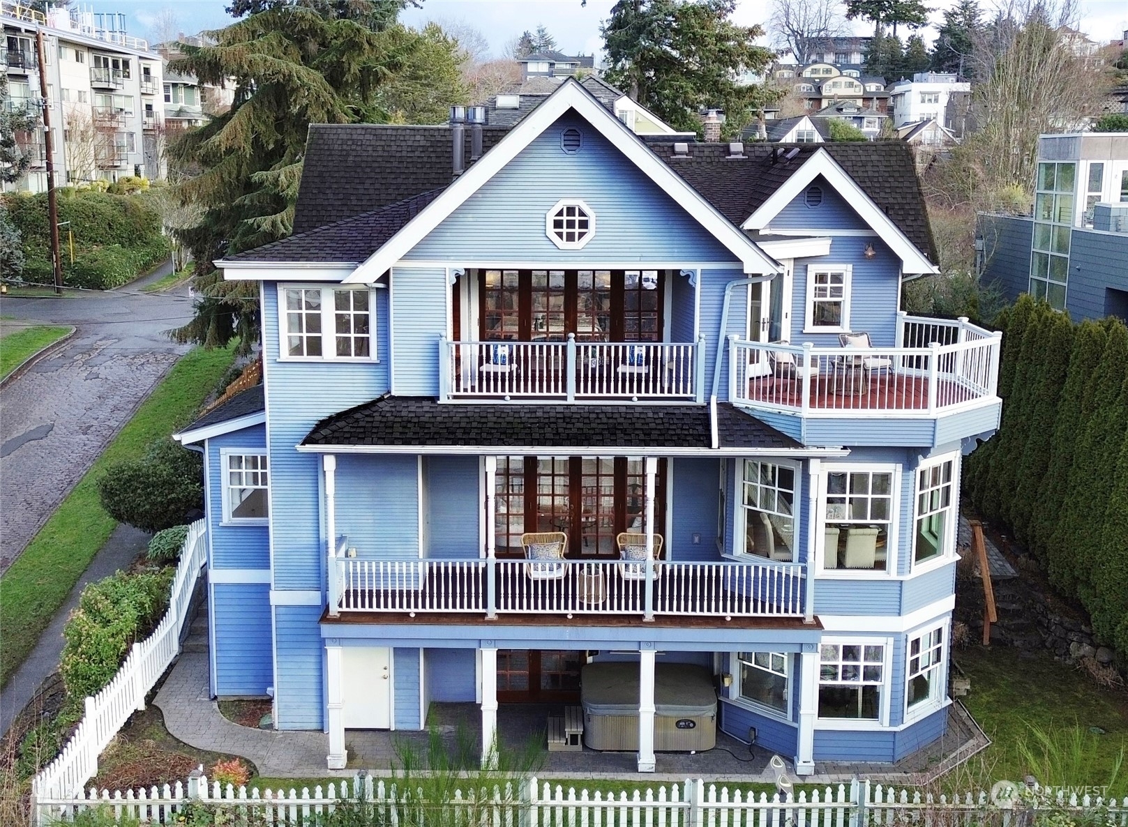 Property Photo:  909 W Crockett Street  WA 98119 