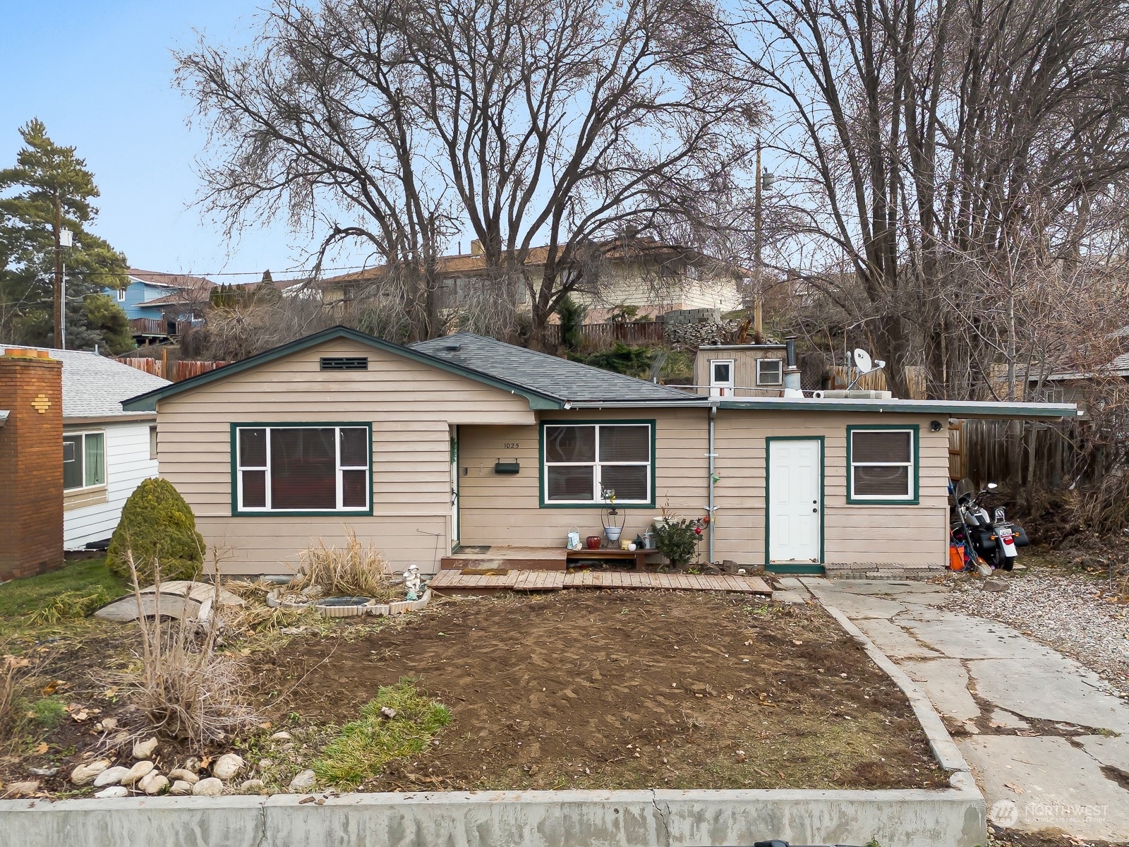 Property Photo:  1025 S Grant Street  WA 98837 