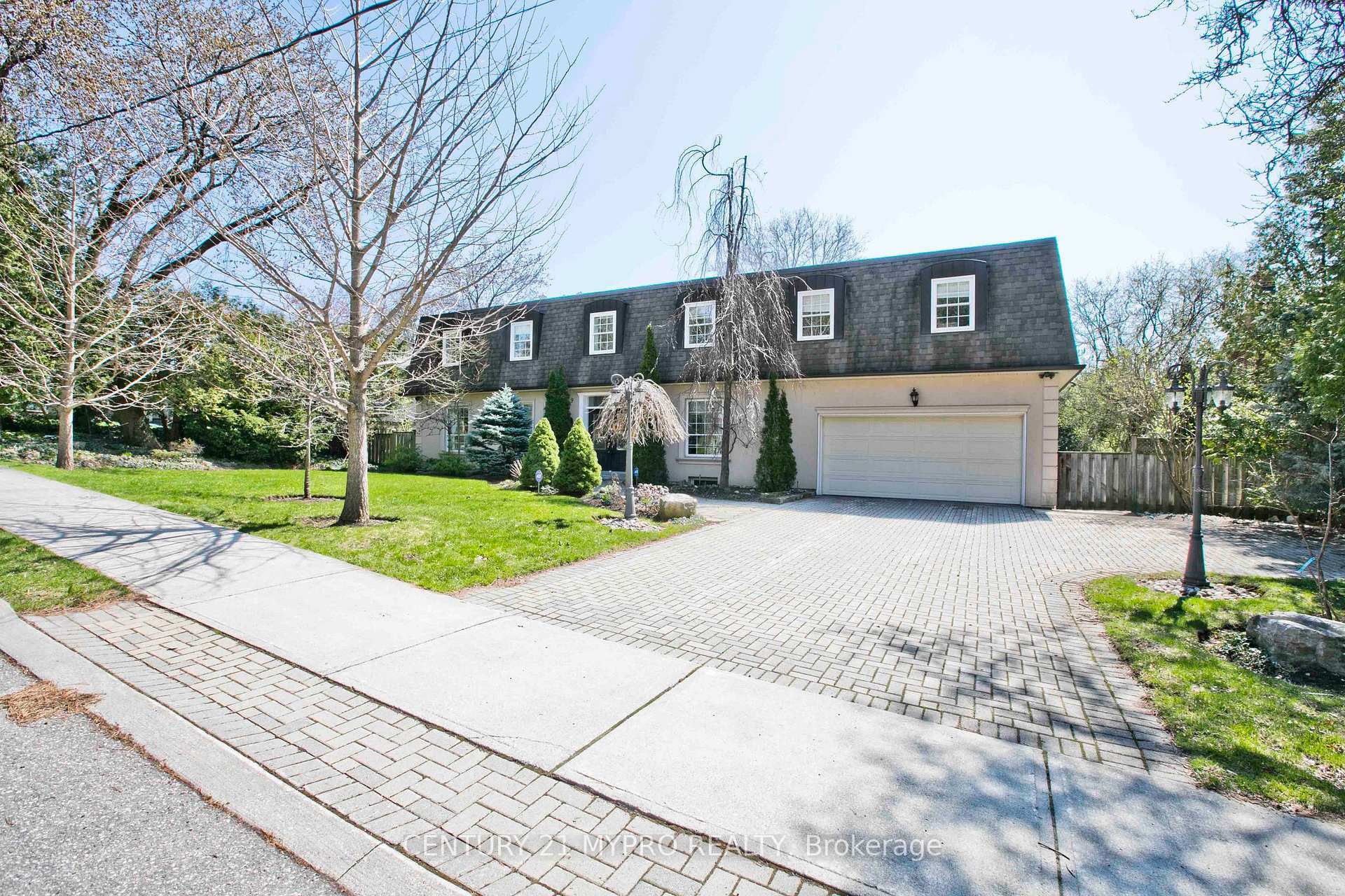Property Photo: 9 Shady Oaks Crescent ON M3C 2L4