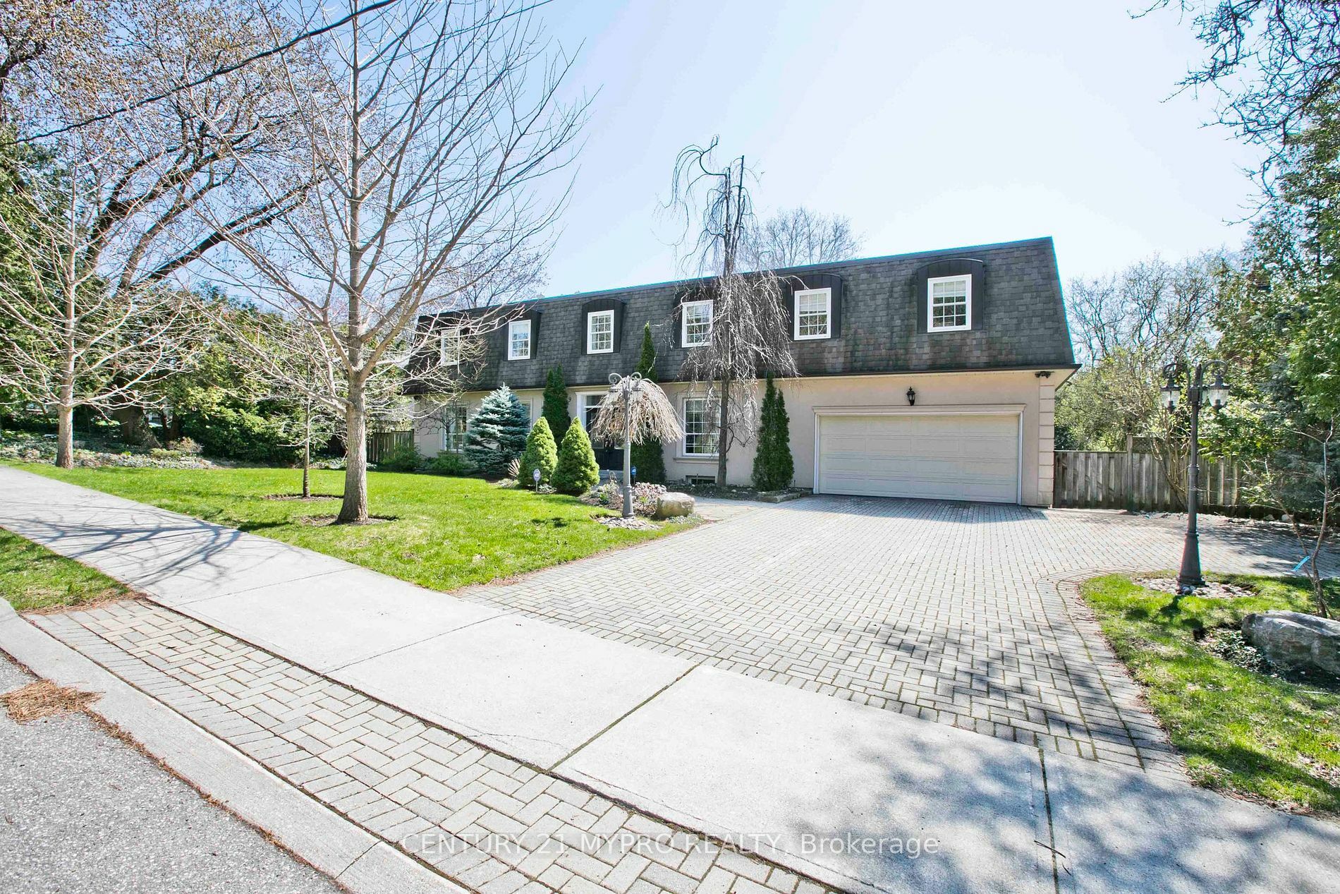 Property Photo:  9 Shady Oaks Cres  ON M3C 2L4 