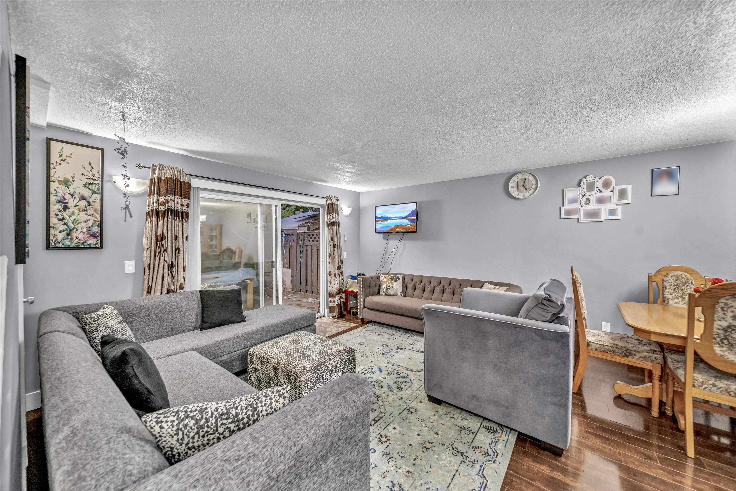 Photo de la propriété: 8555 King George Boulevard 27 BC V3W 5C3