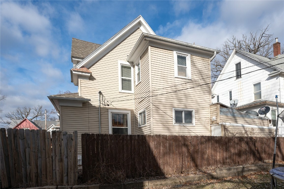 Property Photo:  1705 C Avenue NE  IA 52402 