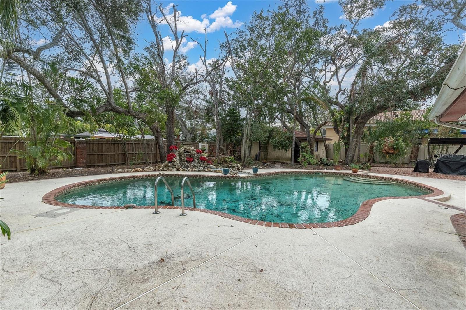 Property Photo: 1545 Park Street N FL 33710
