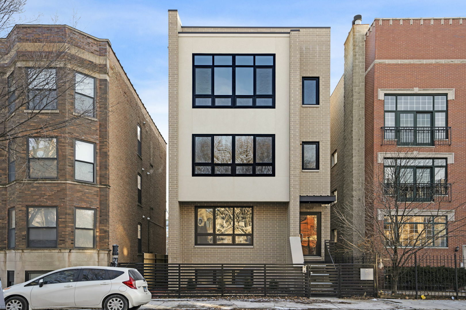 Property Photo: 1627 W Warren Boulevard 2 IL 60612