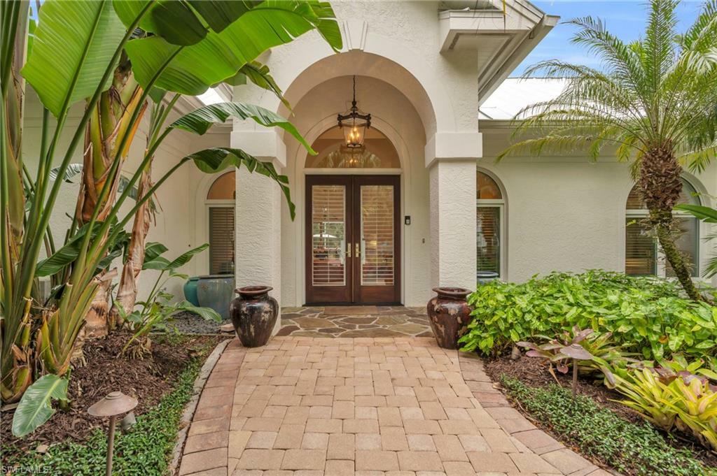 Property Photo: 441 2nd Ave N FL 34102