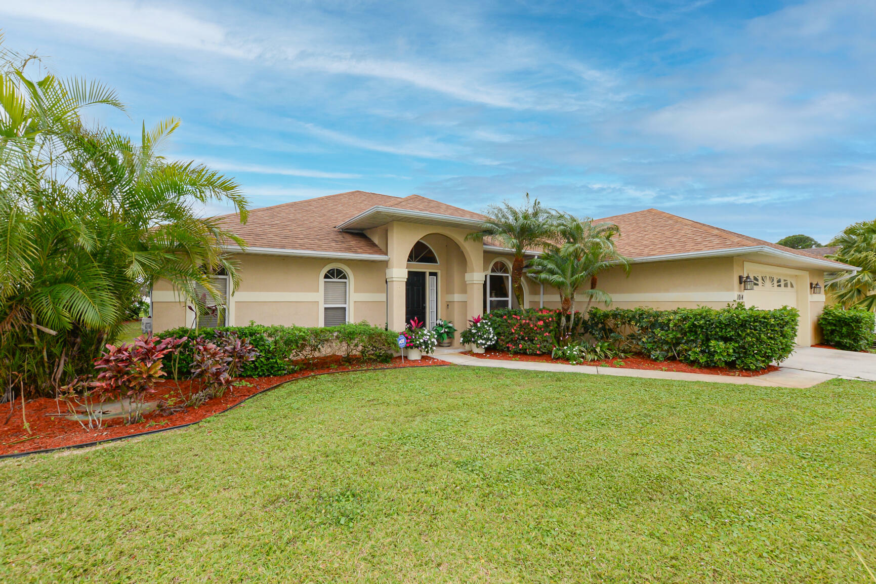 Property Photo:  1014 SW Charcoal Avenue  FL 34953 