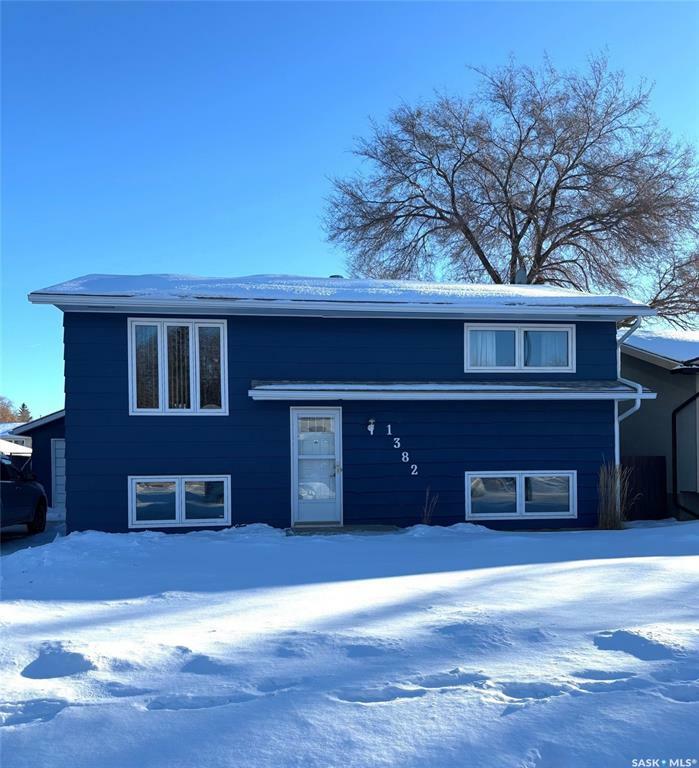 1382 Manitou Crescent  Moose Jaw SK S6H 7C5 photo