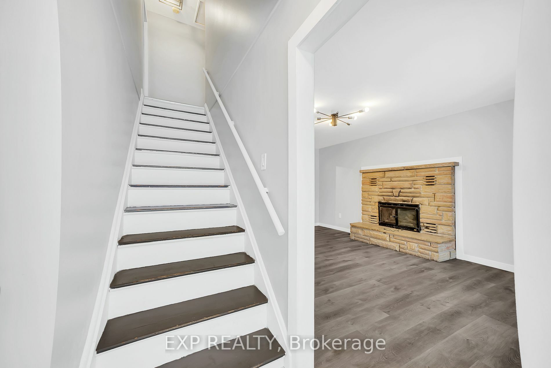 Property Photo:  8 Jackson St  ON K8V 1Z7 