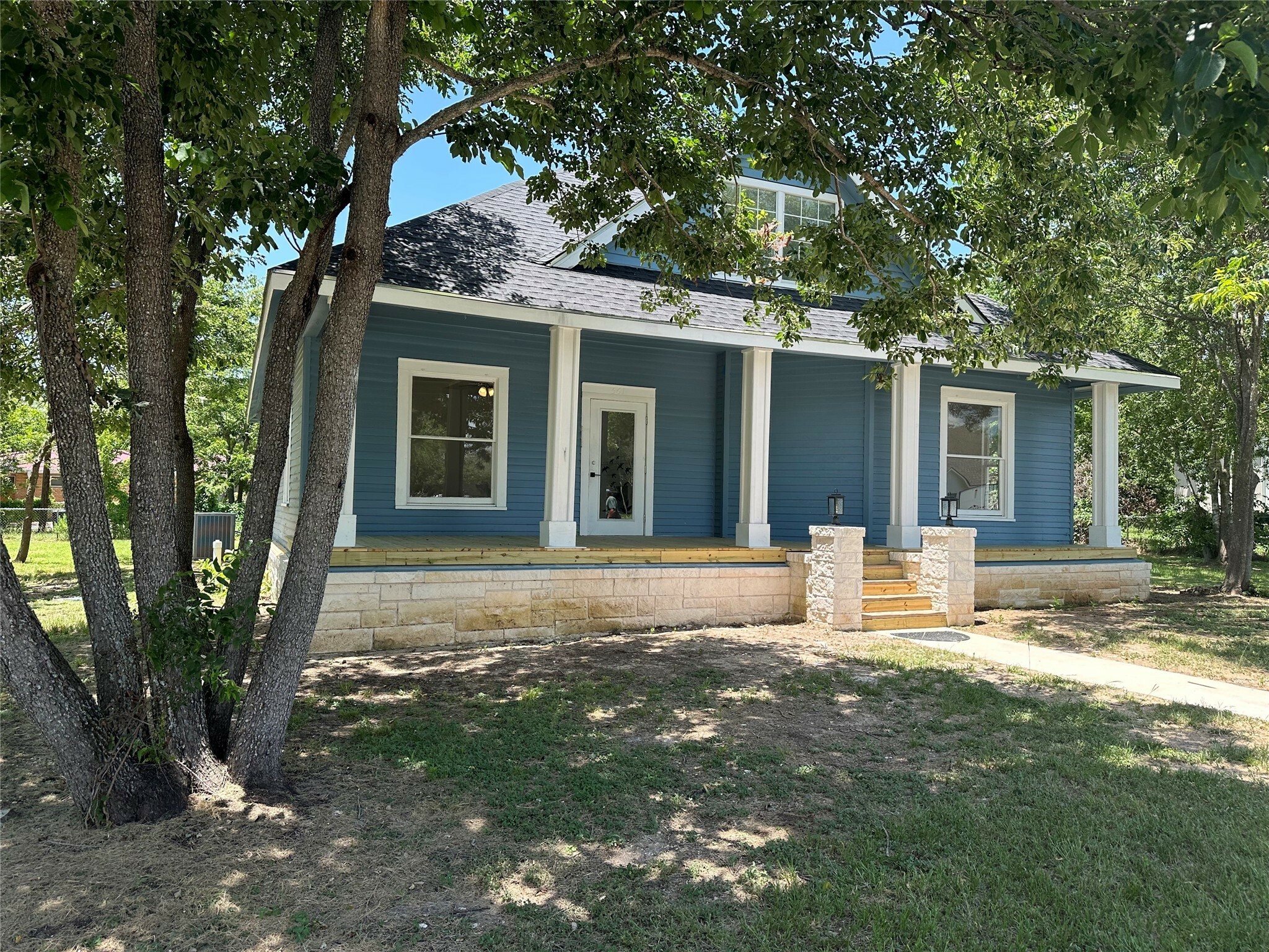 Property Photo:  561 S Chambers Street  TX 78942 