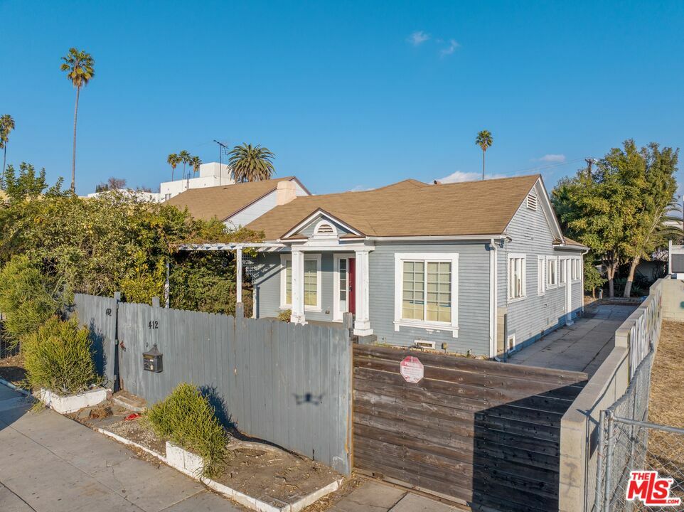 Property Photo:  412  N Kingsley Dr  CA 90004 