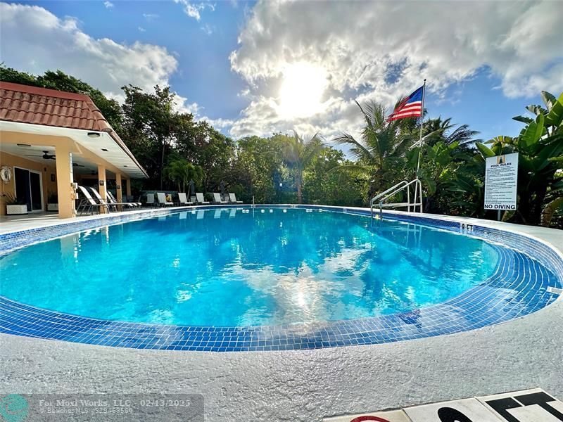 Property Photo:  200 NE 19th Ct 206-M  FL 33305