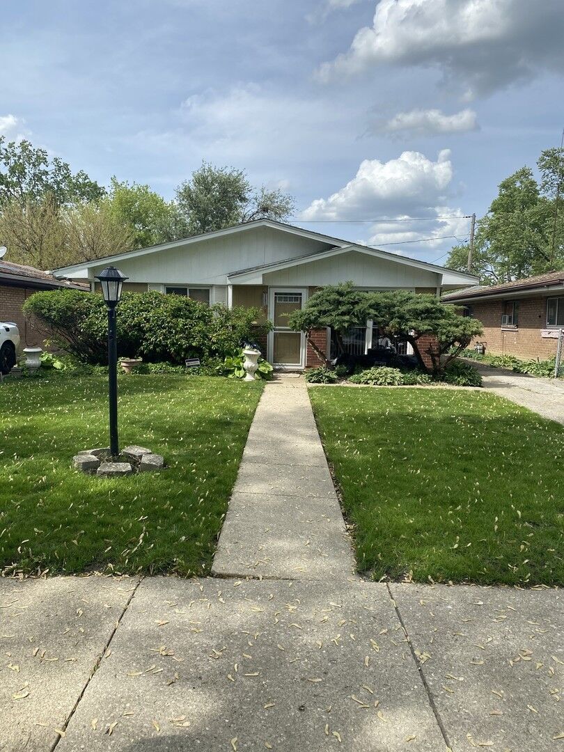 Property Photo: 1521 E 13th Place IL 60411
