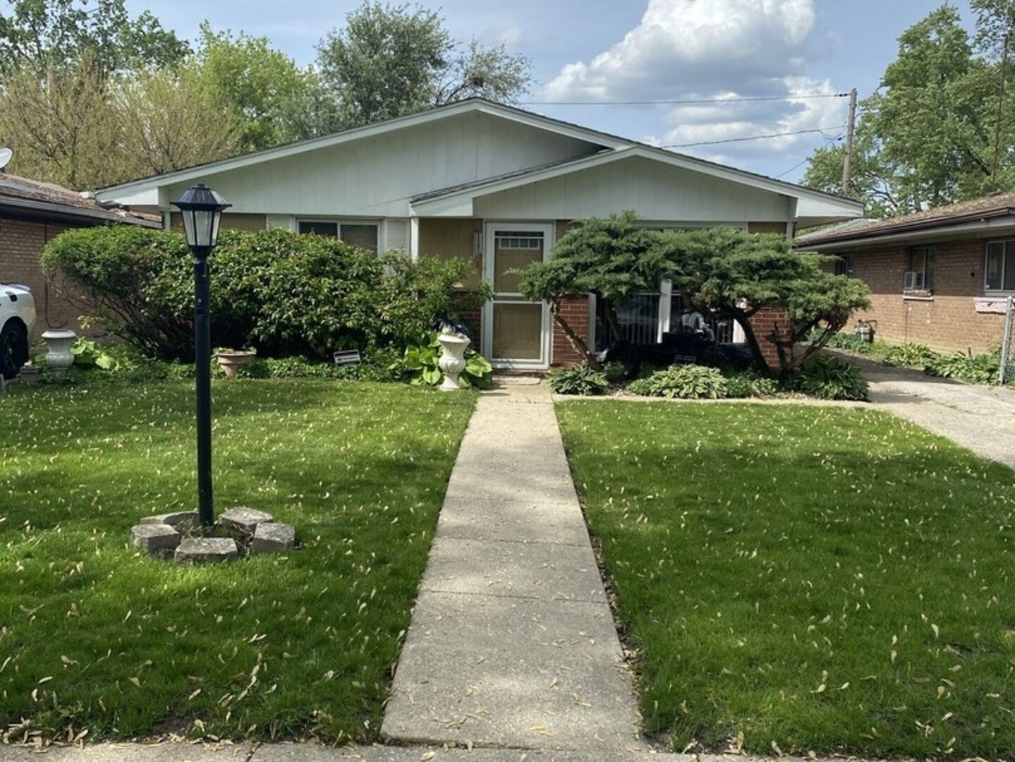Property Photo: 1521 E 13th Place IL 60411