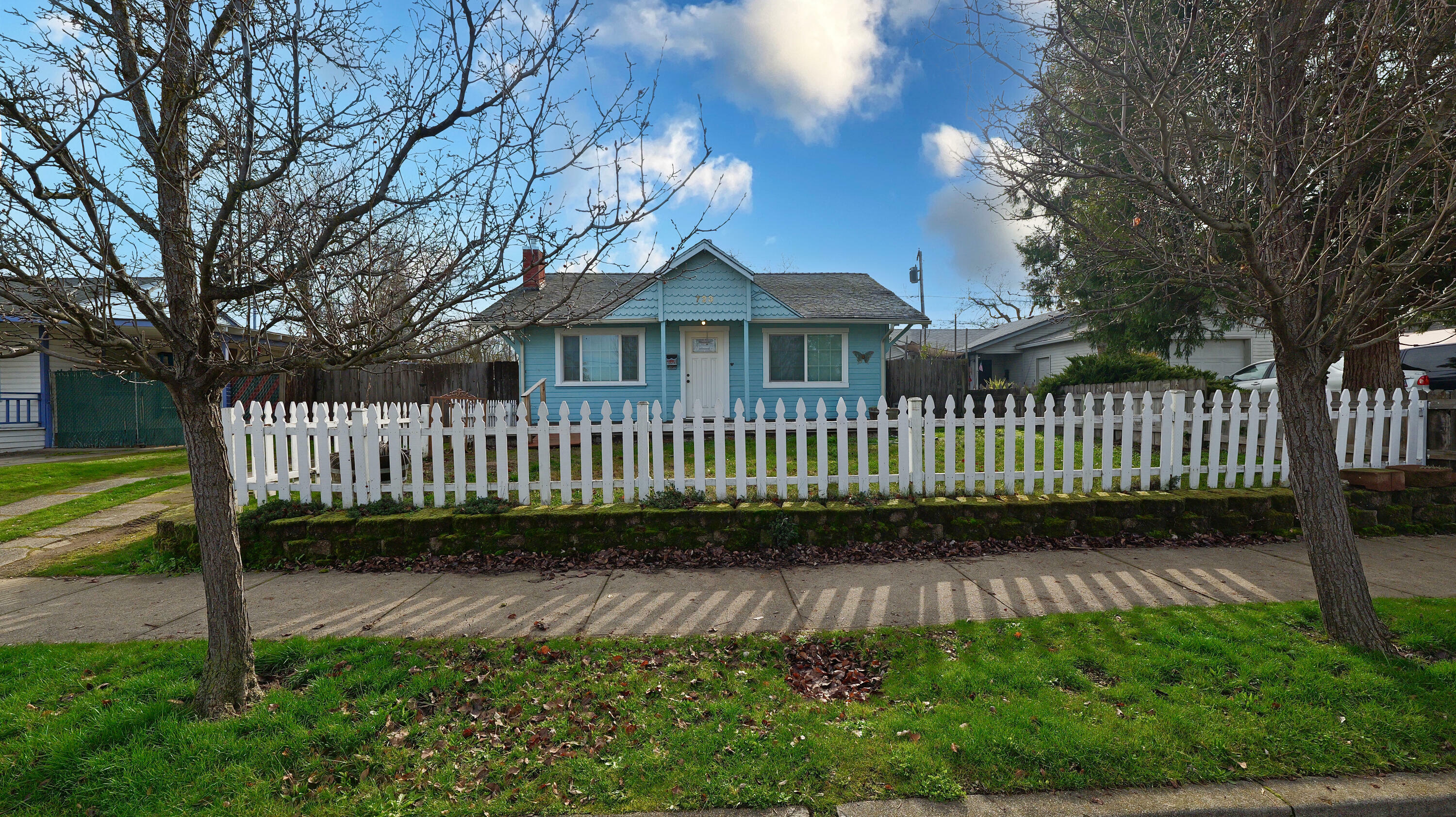 Property Photo:  723 W 2nd Street  OR 97501 