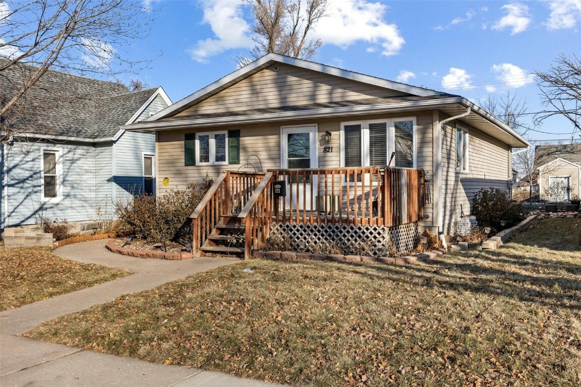 Property Photo:  821 10th Street SW  IA 52404 