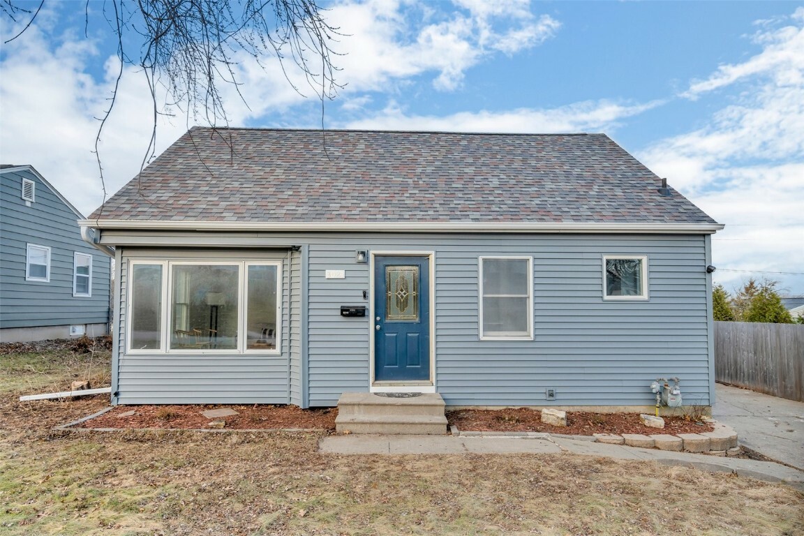 Property Photo:  3024 Henderson Avenue SE  IA 52403 