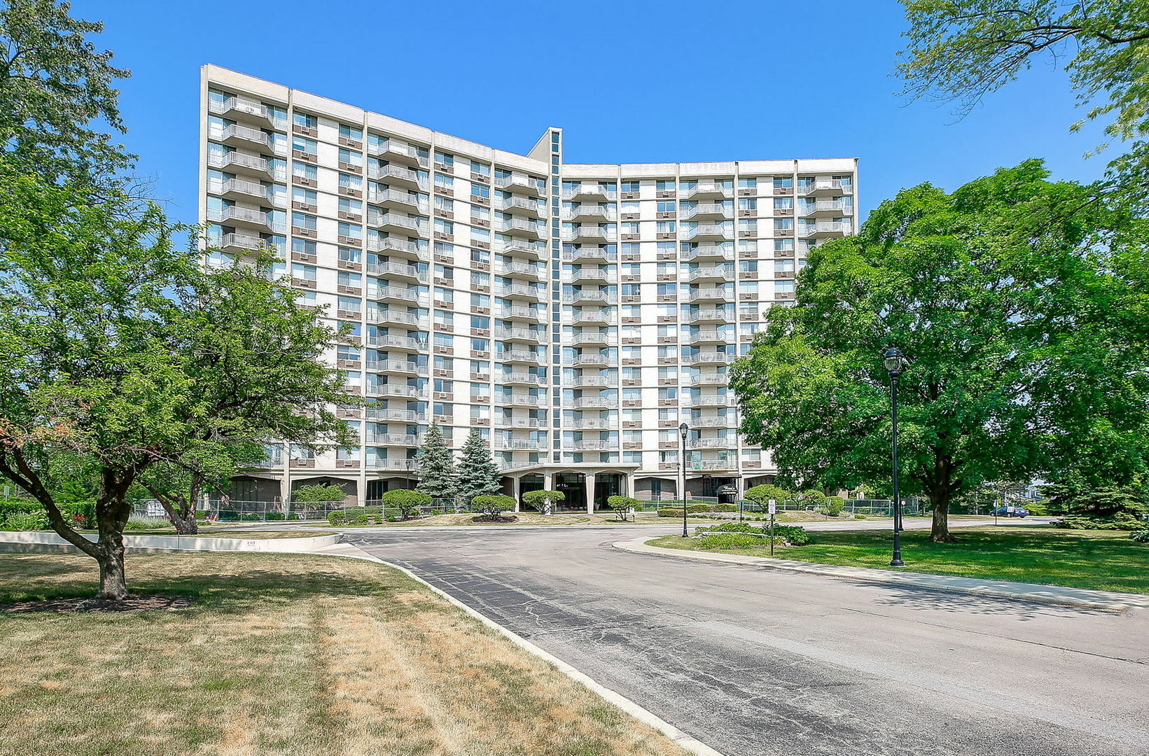 40 N Tower Road 10L  Oak Brook IL 60523 photo