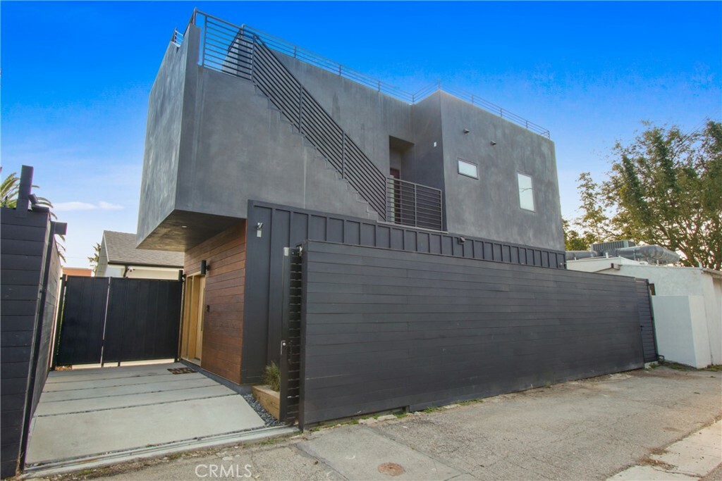 Property Photo:  979 S Lake Street  CA 90291 