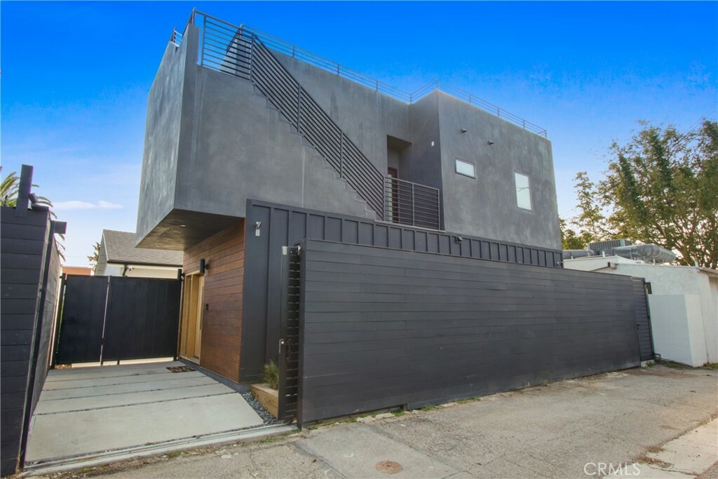 Property Photo:  979 S Lake Street  CA 90291 