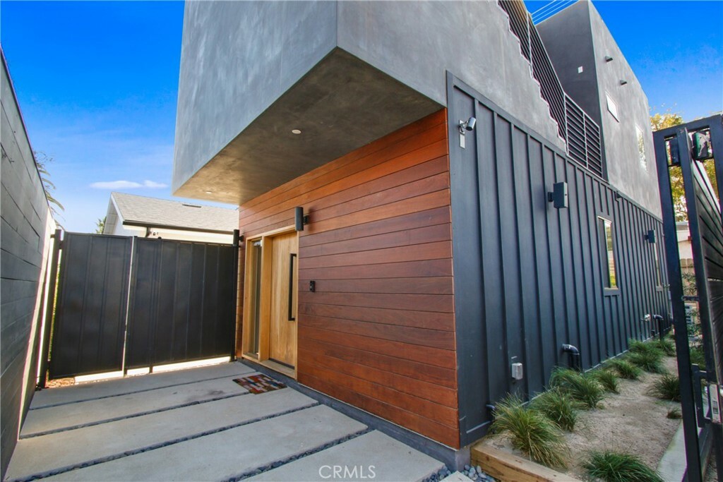 Property Photo: 979 S Lake Street CA 90291